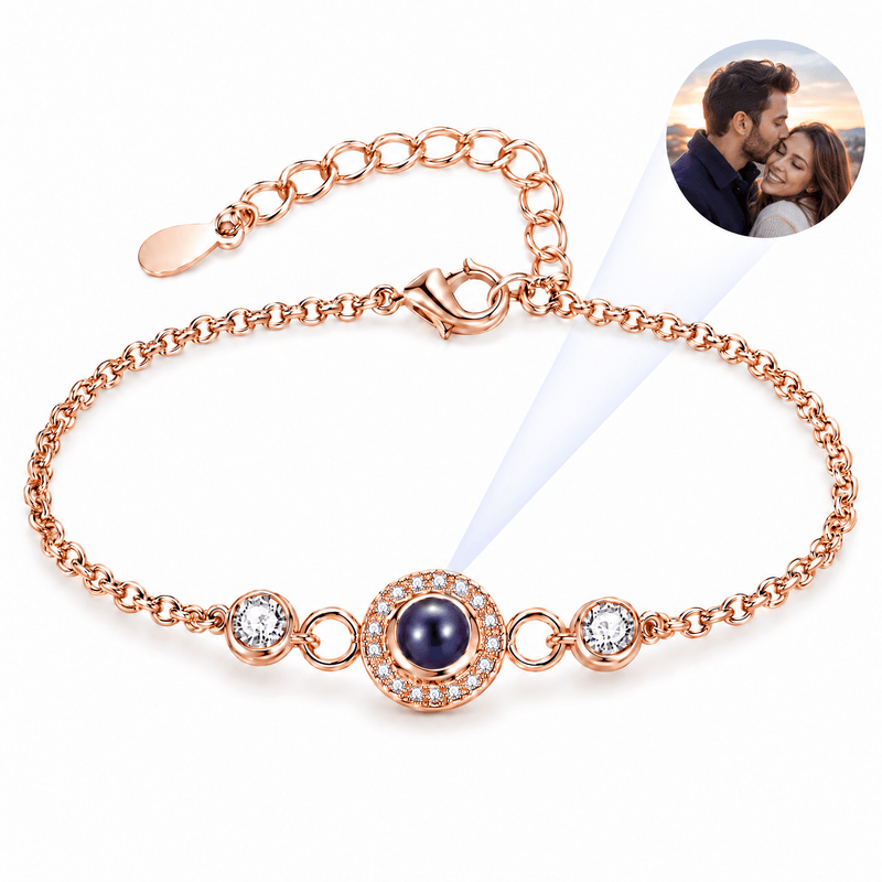 Bracelet photo personnalisé à projection, serti de zircons, chaîne fine, modèle Zania — Or rosé — packshot studio photo-projection nette