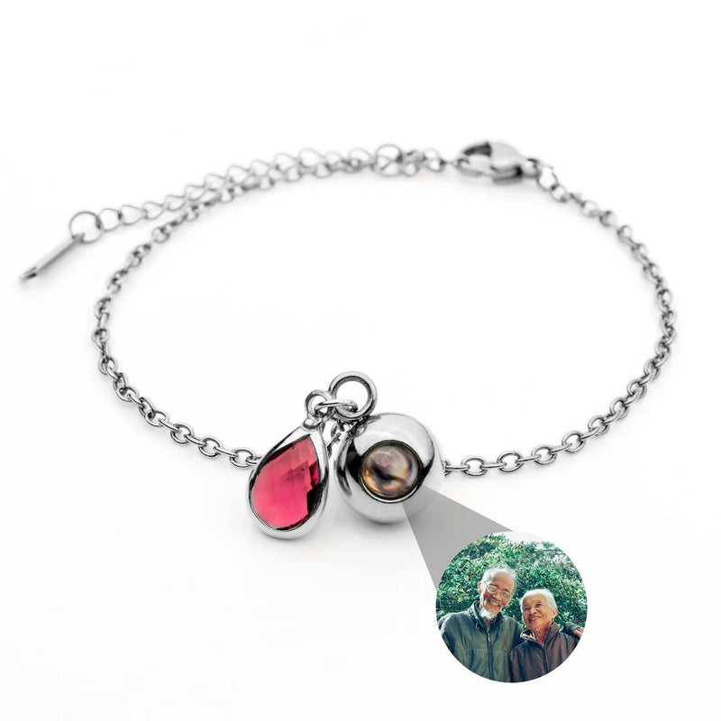 Bracelet en acier inoxydable avec chaîne fine, pendentif photo rond et pierre de naissance rouge en goutte.