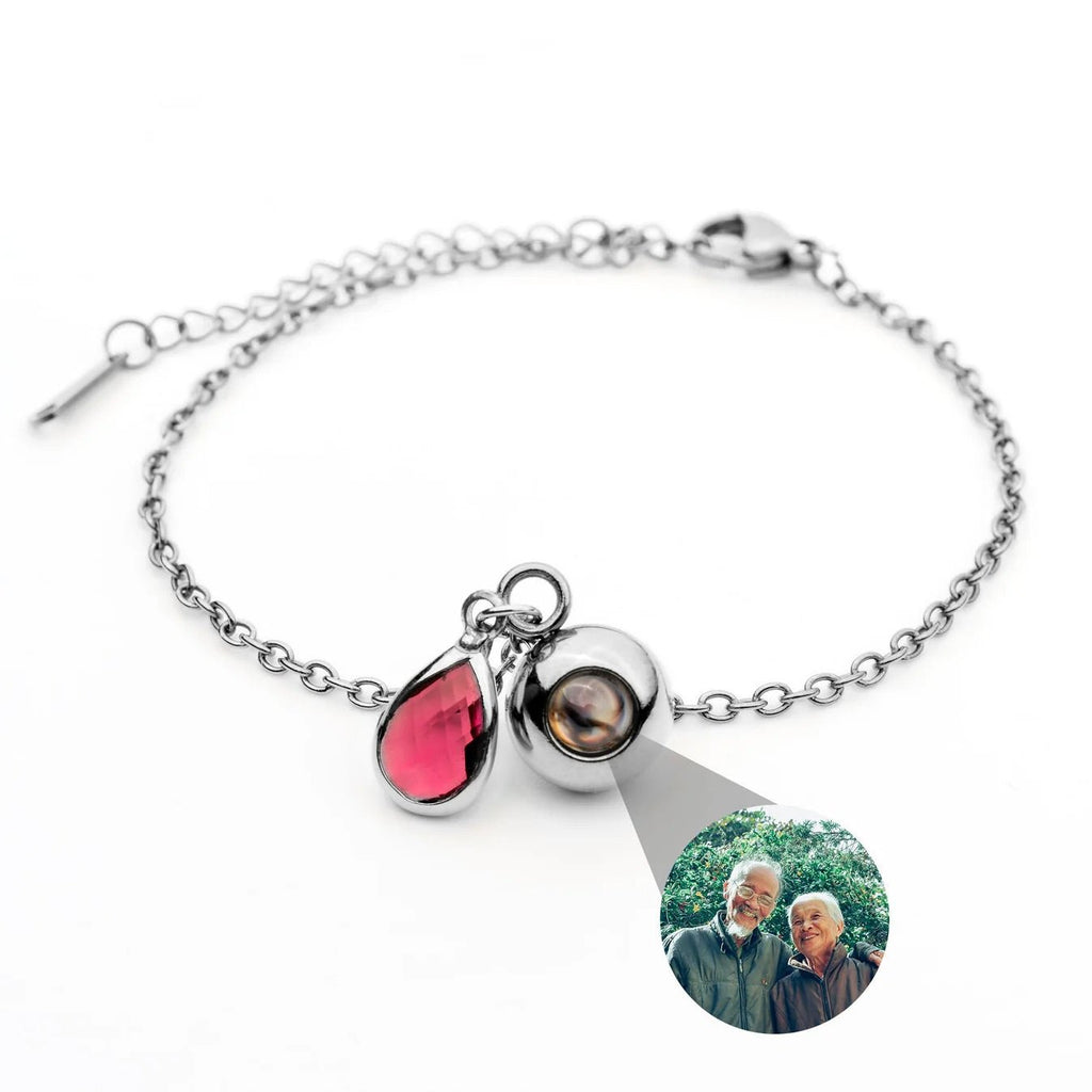 Bracelet en acier inoxydable avec chaîne fine, pendentif photo rond et pierre de naissance rouge en goutte.