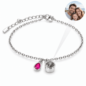 Bracelet photo personnalisé, acier inoxydable, avec pierre de naissance en goutte, cadeau intime et unique, modèle Ruliqua — Janvier / Argent — packshot studio photo-projection nette