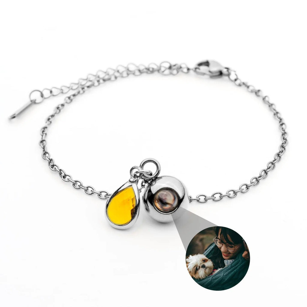 Bracelet en acier inoxydable avec chaîne fine, pendentif photo rond et pierre de naissance en forme de goutte jaune ambré.