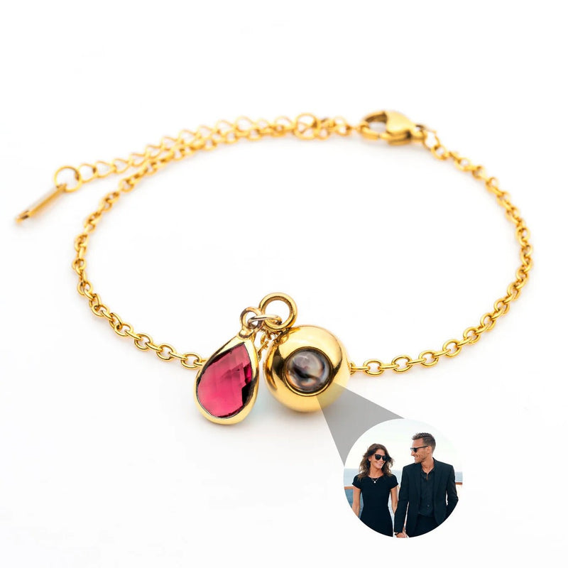 Bracelet en acier inoxydable doré avec médaille photo ronde argentée et pierre de naissance goutte rouge grenat.