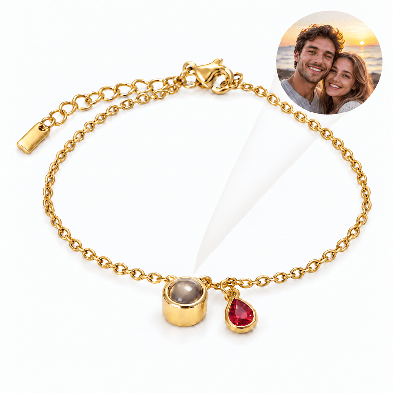 Bracelet photo personnalisé, acier inoxydable, avec pierre de naissance en goutte, cadeau intime et unique, modèle Ruliqua — Juillet / Or — packshot studio photo-projection nette