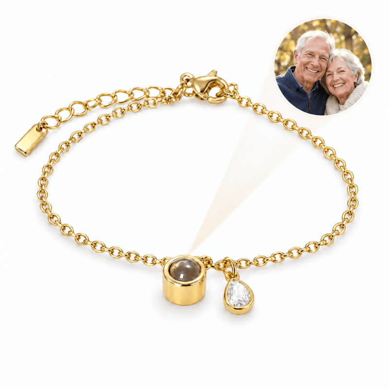 Bracelet photo personnalisé, acier inoxydable, avec pierre de naissance en goutte, cadeau intime et unique, modèle Ruliqua — Avril / Or — packshot studio photo-projection nette