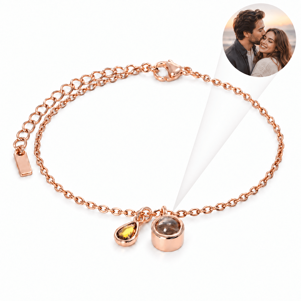 Bracelet photo personnalisé, acier inoxydable, avec pierre de naissance en goutte, cadeau intime et unique, modèle Ruliqua — Août / Or rosé — packshot studio photo-projection nette