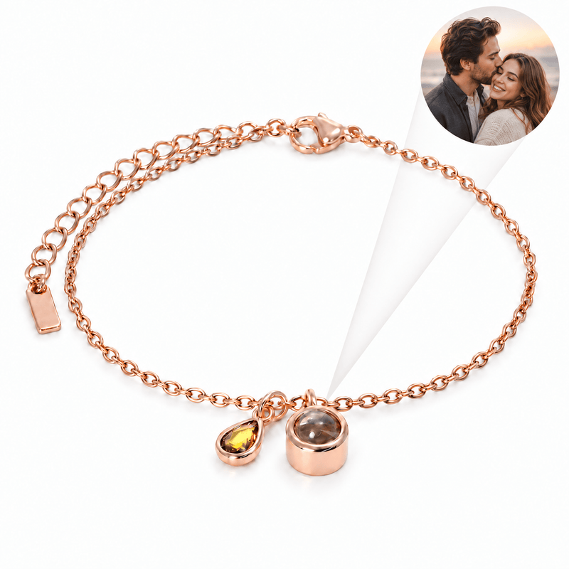 Bracelet photo personnalisé, acier inoxydable, avec pierre de naissance en goutte, cadeau intime et unique, modèle Ruliqua — Août / Or rosé — packshot studio photo-projection nette