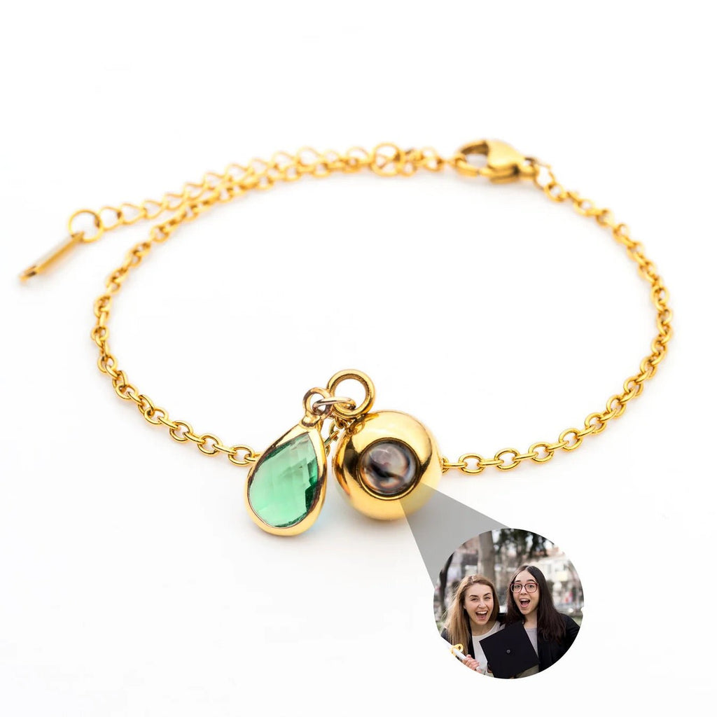 Bracelet en acier inoxydable doré avec chaîne fine, pendentif photo rond personnalisé et pierre de naissance verte en forme.