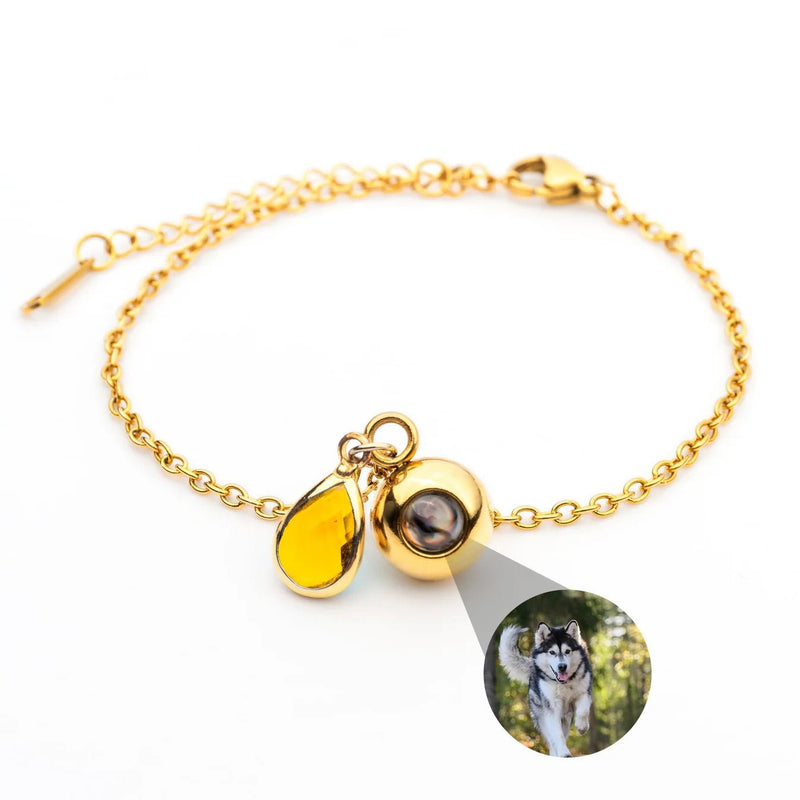 Bracelet fin en acier inoxydable doré avec pendentif photo rond et pierre de naissance en forme de goutte jaune.