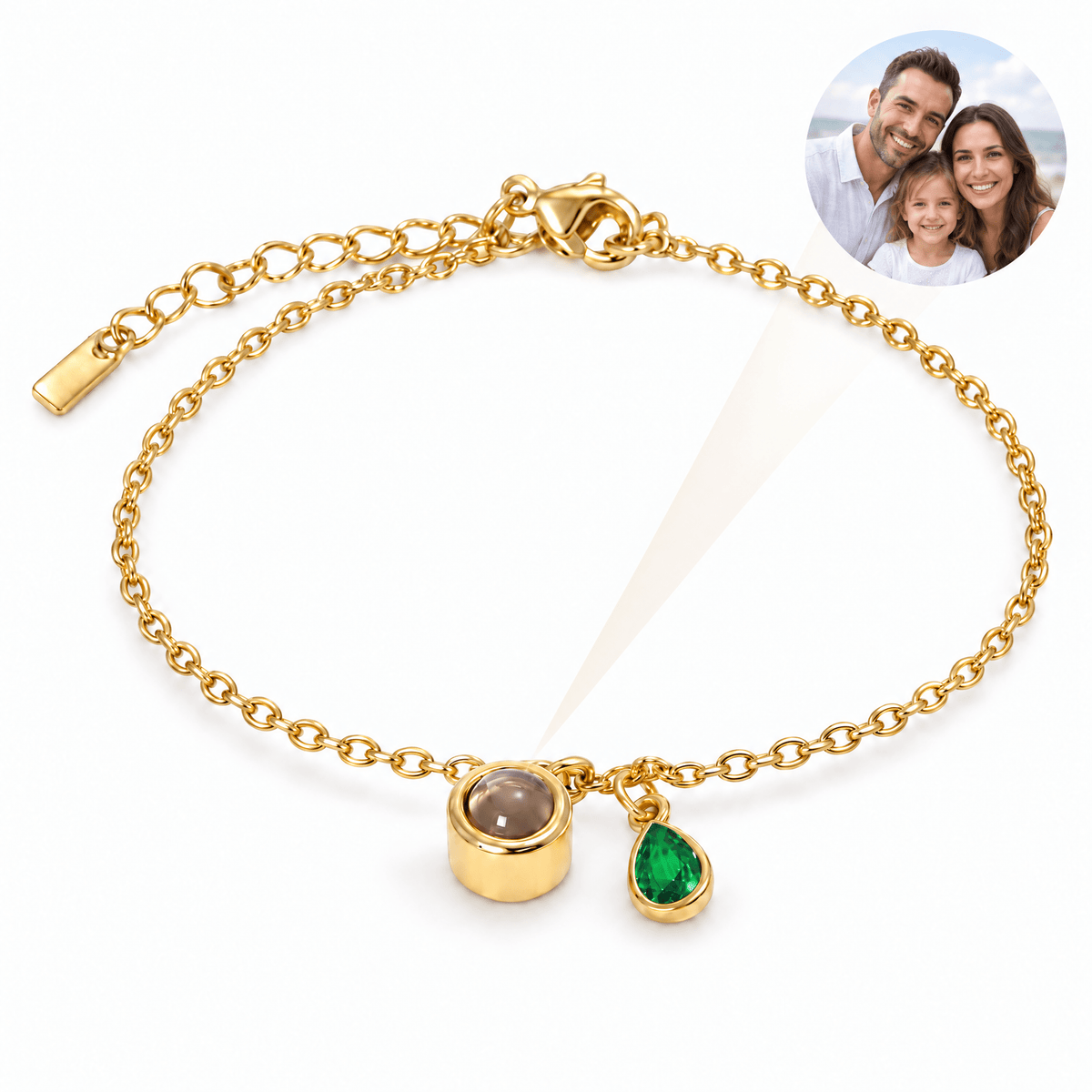 Bracelet photo personnalisé, acier inoxydable, avec pierre de naissance en goutte, cadeau intime et unique, modèle Ruliqua — Août / Or — packshot studio photo-projection nette
