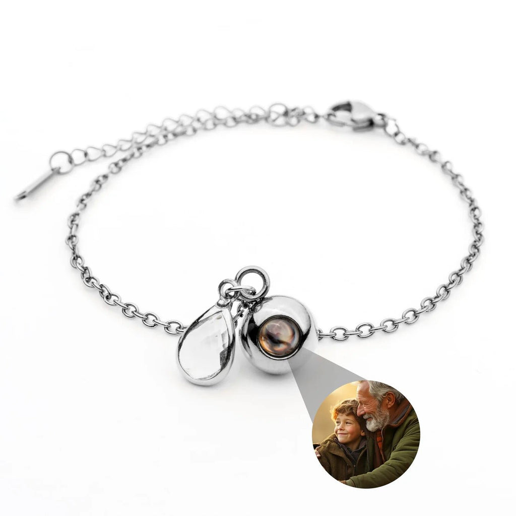 Bracelet en acier inoxydable avec pendentif photo rond et pierre de naissance en goutte argentée.