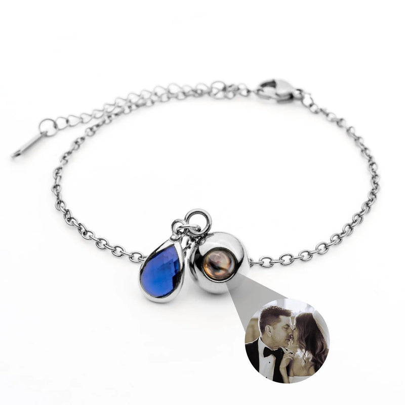 Bracelet en acier inoxydable avec pendentif photo rond et pierre de naissance goutte bleue, chaîne fine ajustable.