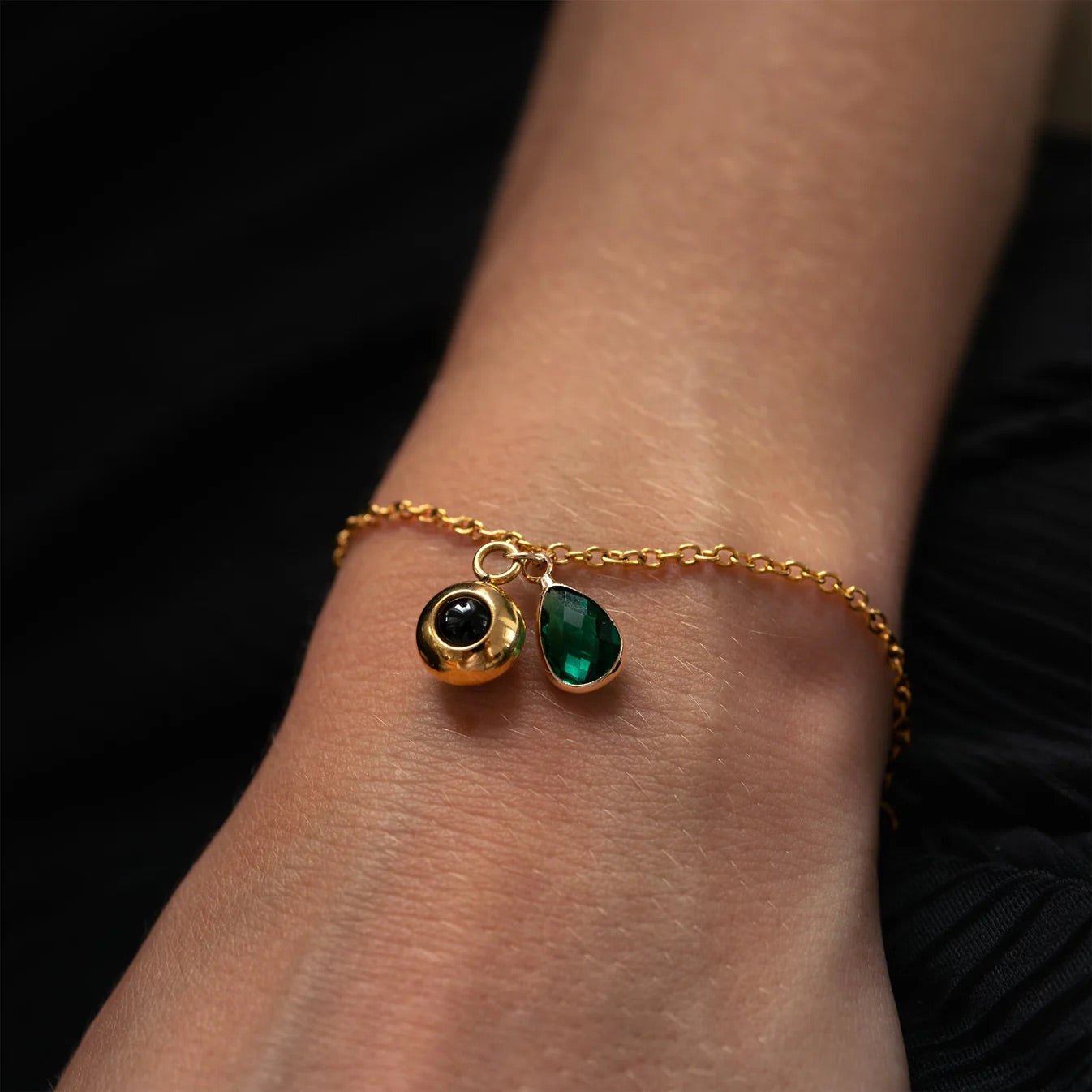 Bracelet chaîne fine en acier inoxydable doré avec médaillon photo rond et pierre de naissance verte en goutte.