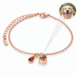 Bracelet photo personnalisé, acier inoxydable, avec pierre de naissance en goutte, cadeau intime et unique, modèle Ruliqua — Janvier / Or rosé — packshot studio photo-projection nette
