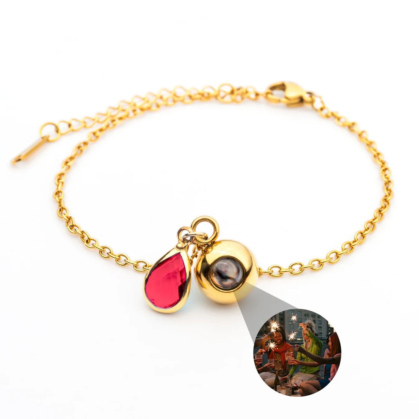 Bracelet en acier inoxydable doré avec pendentif photo rond et pierre de naissance rouge en goutte.