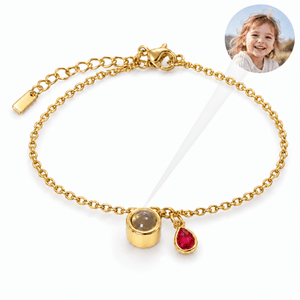 Bracelet photo personnalisé, acier inoxydable, avec pierre de naissance en goutte, cadeau intime et unique, modèle Ruliqua — Janvier / Or — packshot studio photo-projection nette