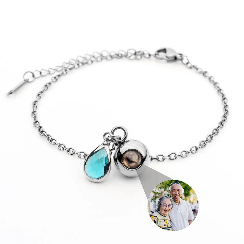 Bracelet en acier inoxydable avec chaîne fine, pendentif rond personnalisable photo et pierre de naissance bleu en goutte.