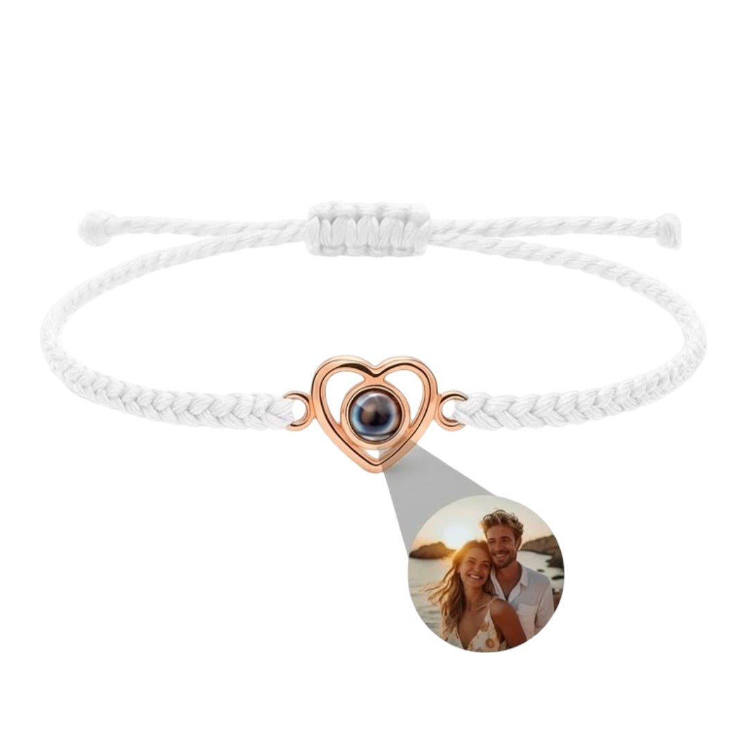 Bracelet tressé blanc avec pendentif cœur en argent rose et photo projetée au centre.