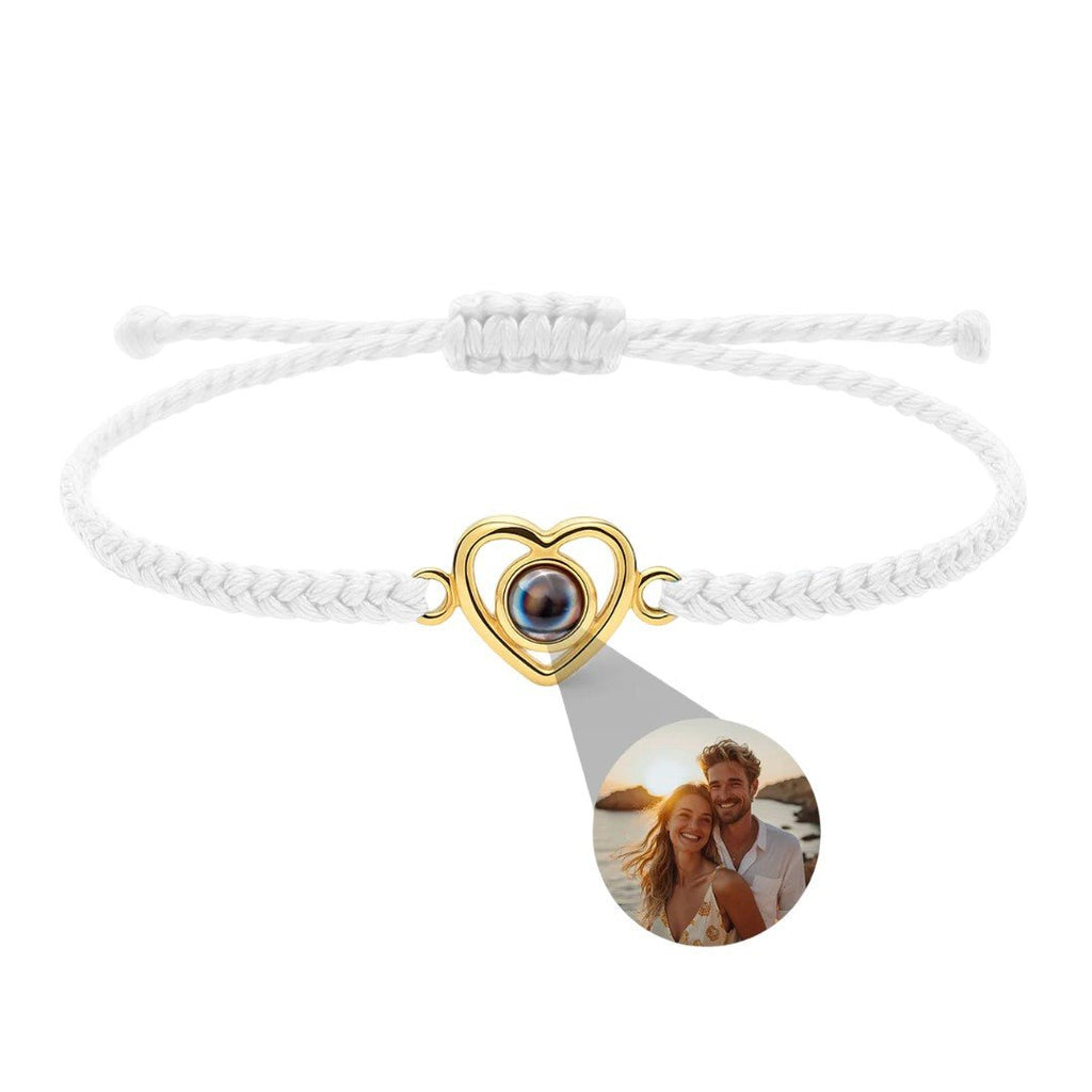 Bracelet blanc tressé avec pendentif cœur doré contenant une photo projetée personnalisée.