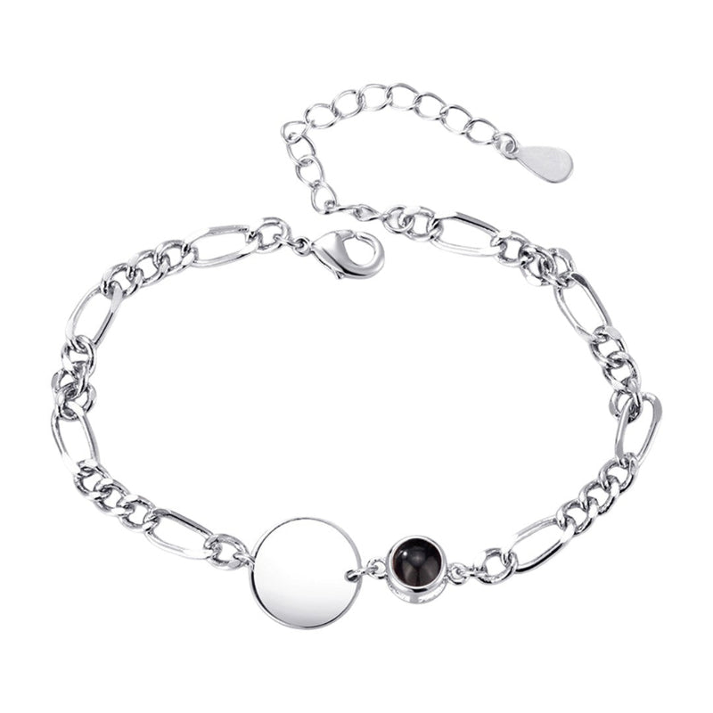 Bracelet argenté mailles figaro avec pendentif rond lisse et petit médaillon noir éclatant.