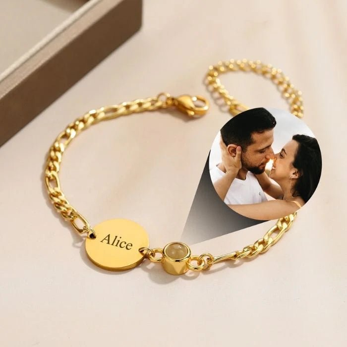 Bracelet chaîne Figaro doré avec médaille ronde gravée prénom Alice et pendentif cœur pour projection photo personnalisée.