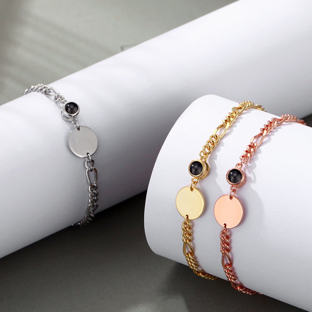 Bracelets mailles figaro en acier inoxydable argenté, doré et rose, avec médaillon rond gravé et pierre noire intégrée.