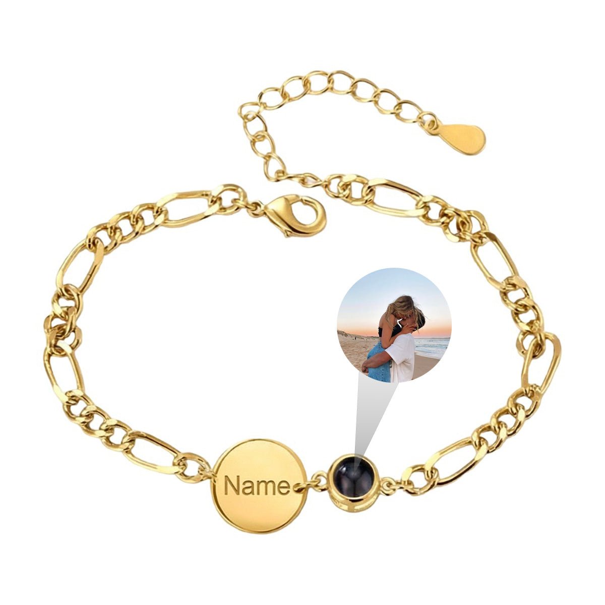 Bracelet doré mailles figaro avec médaille ronde gravée personnalisable et petit pendentif photo à projection.