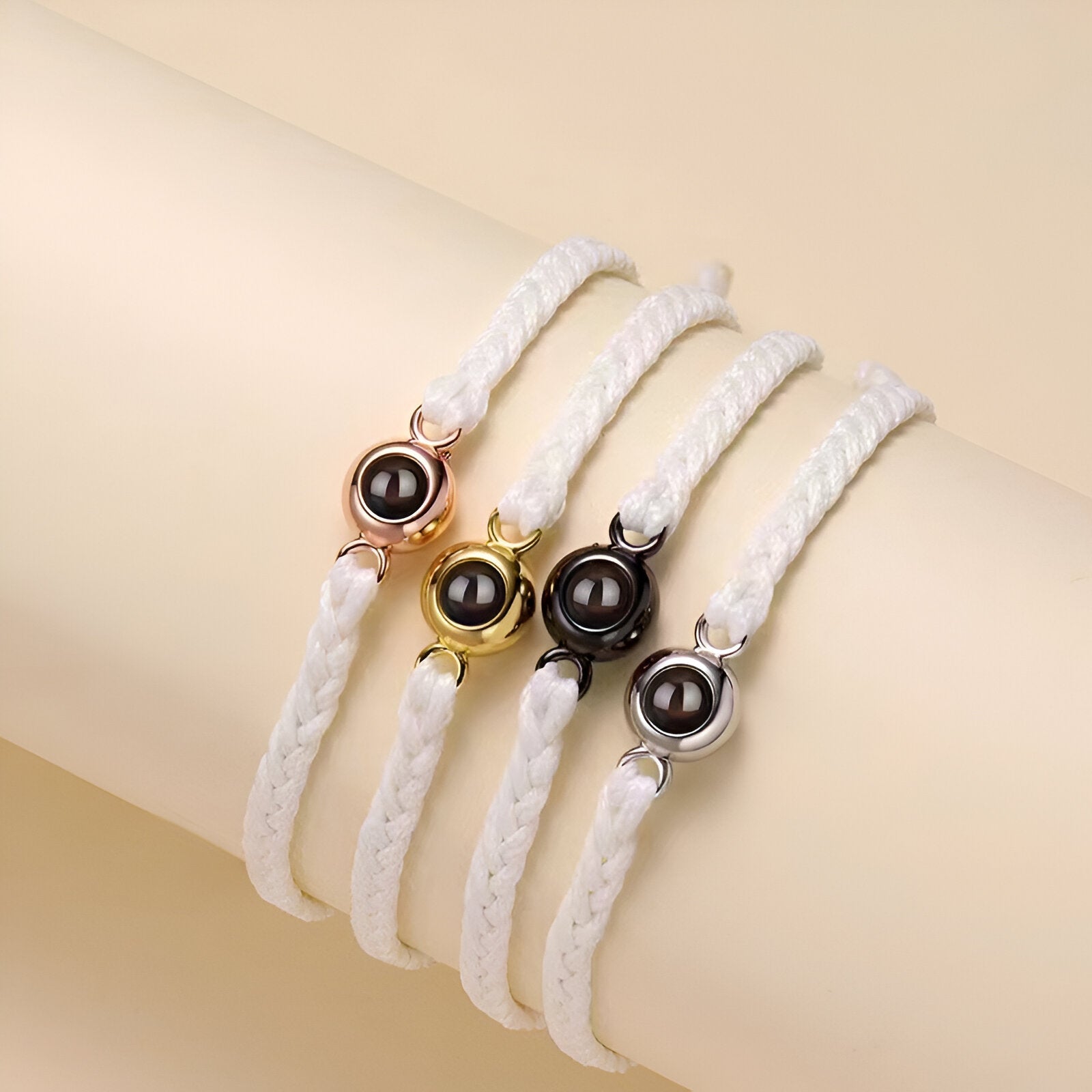 Bracelets photo personnalisés modèle Cielo corde blanche et pendentifs titane or rosé, or, noir et argent.