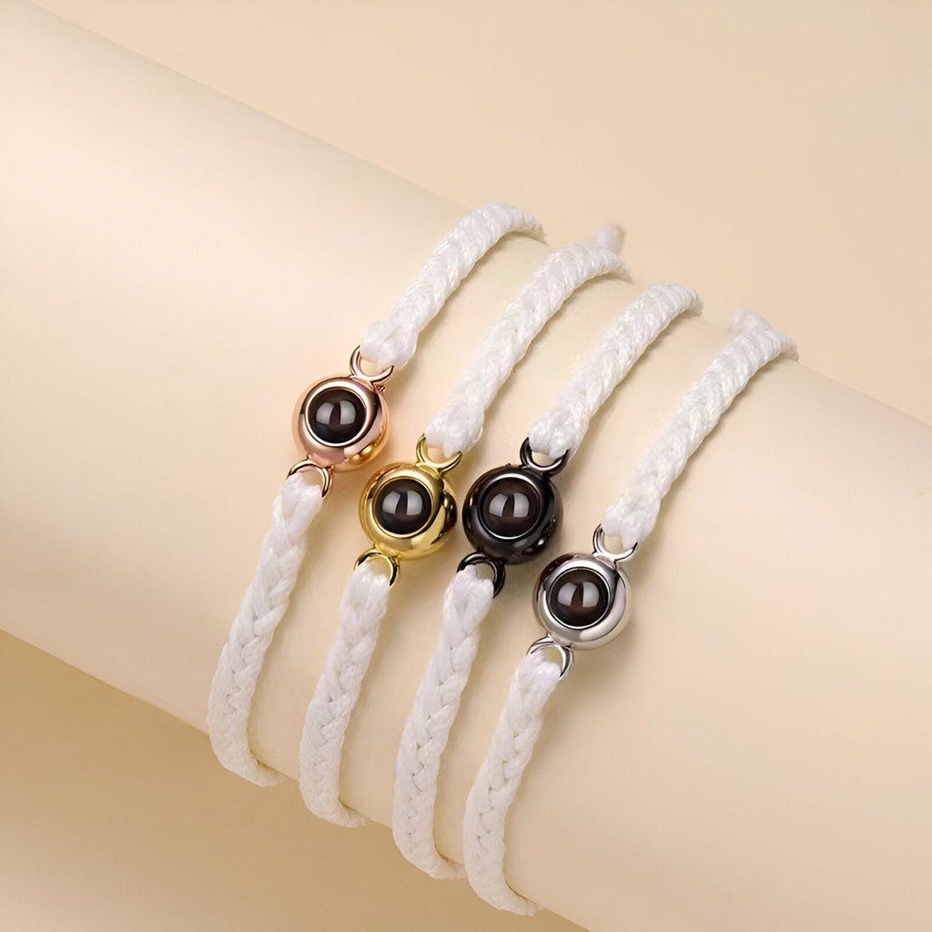Bracelets photo personnalisés modèle Cielo corde blanche et pendentifs titane or rosé, or, noir et argent.