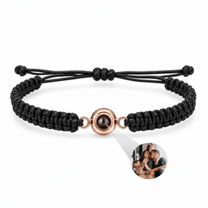 Bracelet photo personnalisé, corde et acier inoxydable — modèle Cielo — Noir et or rosé — packshot studio photo sous lentille