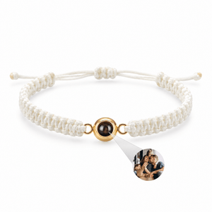 Bracelet photo personnalisé, corde et acier inoxydable — modèle Cielo — Blanc et or — packshot studio photo sous lentille