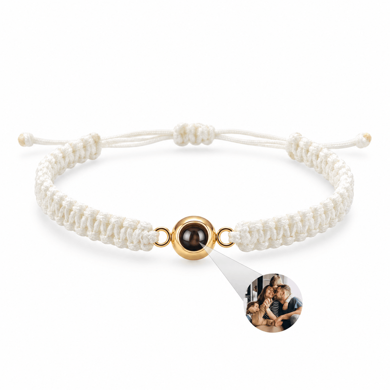 Bracelet photo personnalisé, corde et acier inoxydable — modèle Cielo — Blanc et or — packshot studio photo sous lentille