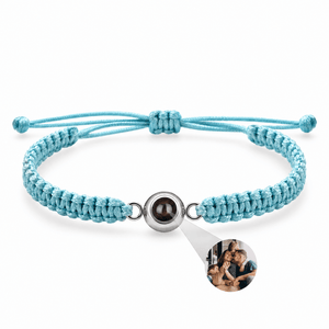 Bracelet photo personnalisé, corde et acier inoxydable — modèle Cielo — Bleu et argent — packshot studio photo sous lentille