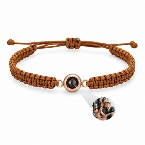 Bracelet photo personnalisé, corde et acier inoxydable — modèle Cielo — Marron et or rosé — packshot studio photo sous lentille