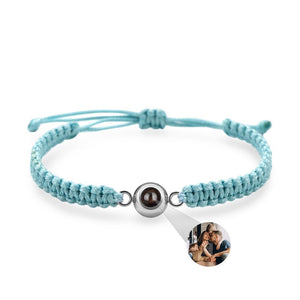 Bracelet corde bleu ciel avec perle centrale en titane et pendentif photo rond personnalisable.