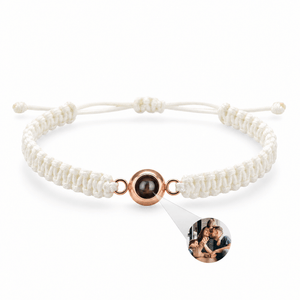 Bracelet photo personnalisé, corde et acier inoxydable — modèle Cielo — Blanc et or rosé — packshot studio photo sous lentille