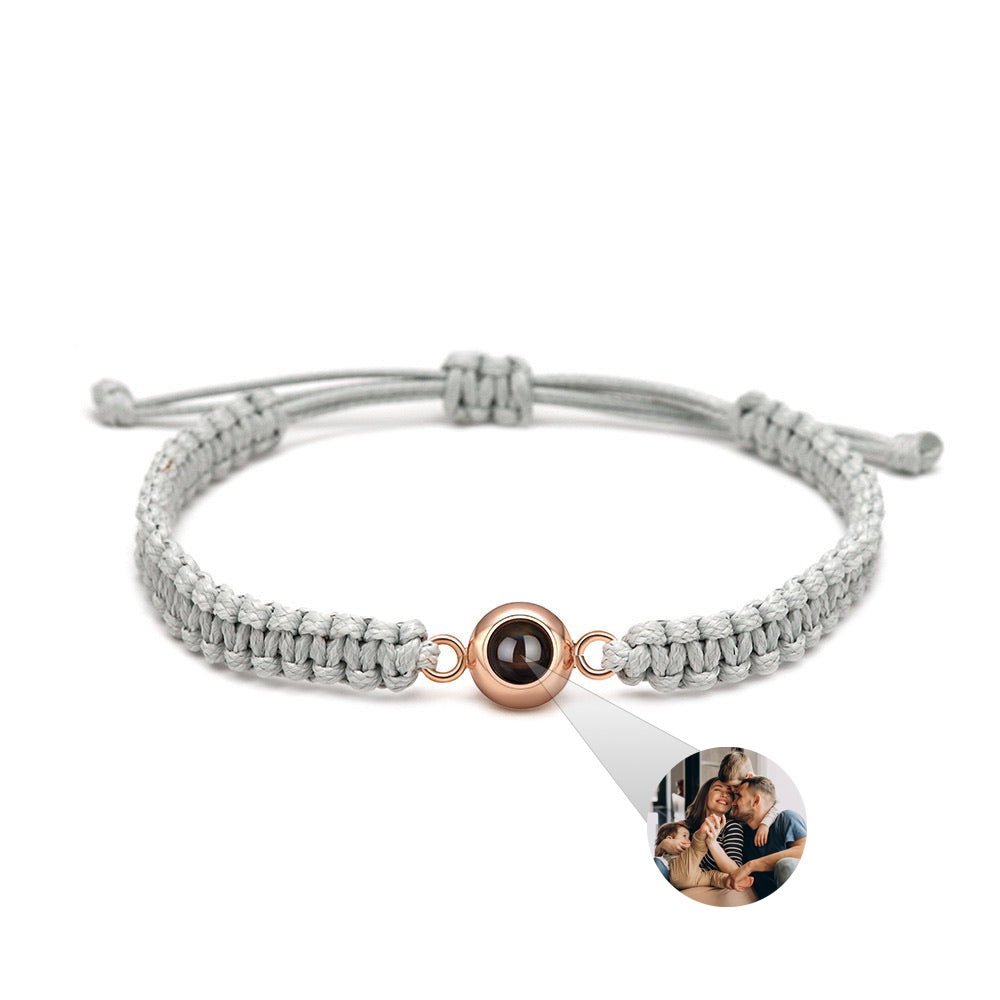 Bracelet photo personnalisé en corde grise avec centre en titane or rosé et photo encadrée.