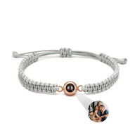 Bracelet photo personnalisé en corde grise avec centre en titane or rosé et photo encadrée.