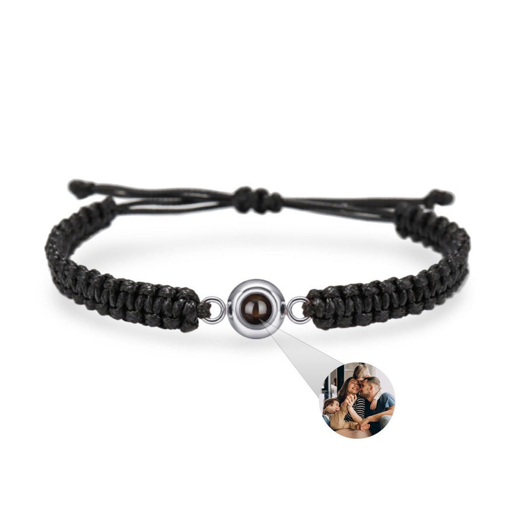 Bracelet corde noire tressée avec détail photo personnalisé en médaille titane argenté.