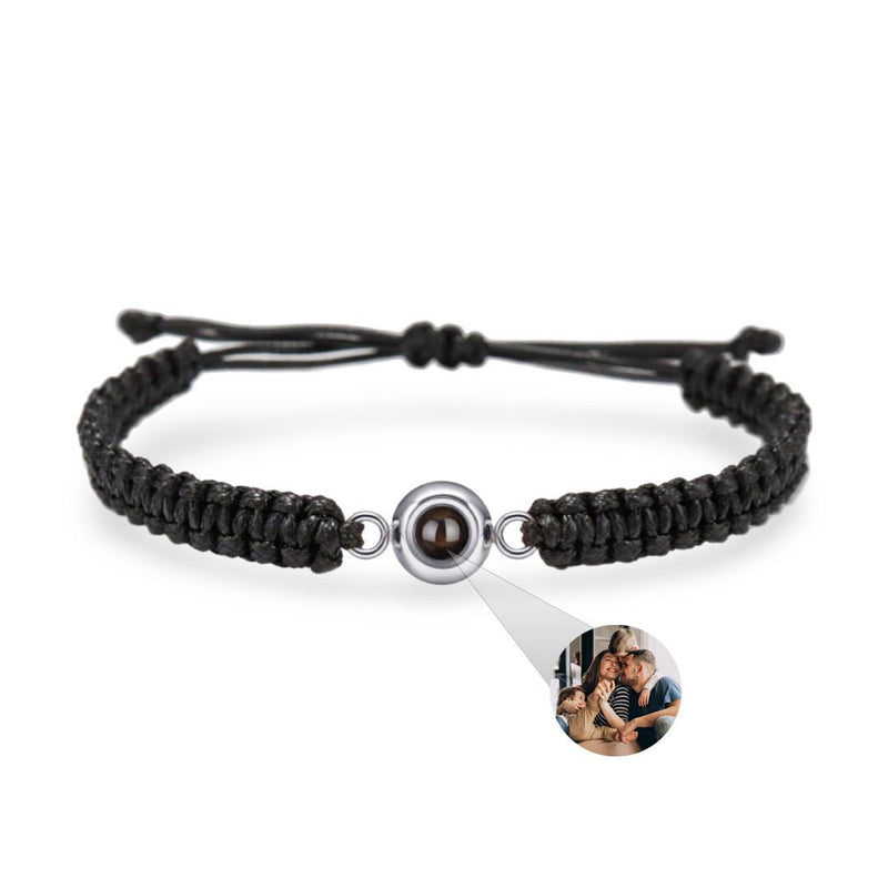 Bracelet corde noire tressée avec détail photo personnalisé en médaille titane argenté.