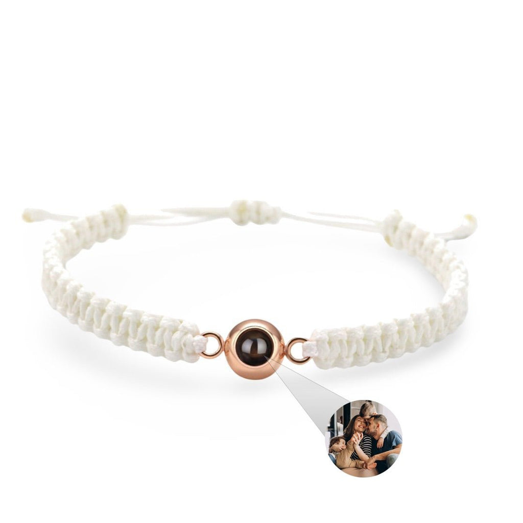 Bracelet corde blanc avec médaille en titane or rosé et photo personnalisée intégrée.
