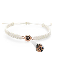Bracelet corde blanc avec médaille en titane or rosé et photo personnalisée intégrée.