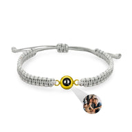 Bracelet photo personnalisé gris en corde avec détail titane or jaune et pendentif photo rond.