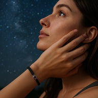 Bracelet Cielo en corde noire avec médaille en titane noir, design minimaliste et élégant.