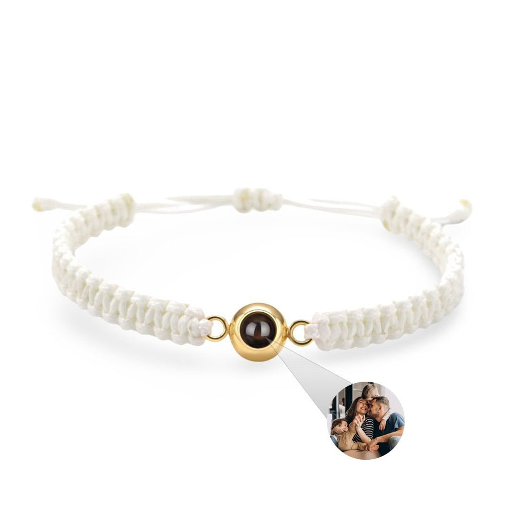 Bracelet photo personnalisé blanc en corde avec pendentif titane or rosé circulaire et fermoir coulissant.