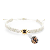 Bracelet photo personnalisé blanc en corde avec pendentif titane or rosé circulaire et fermoir coulissant.