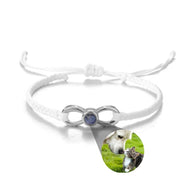 Bracelet corde blanc avec signe infini en titane argenté et médaille photo ronde personnalisée.