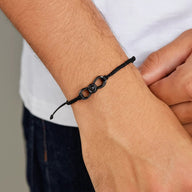 Bracelet personnalisé noir en corde avec signe infini en titane noir ajustable.