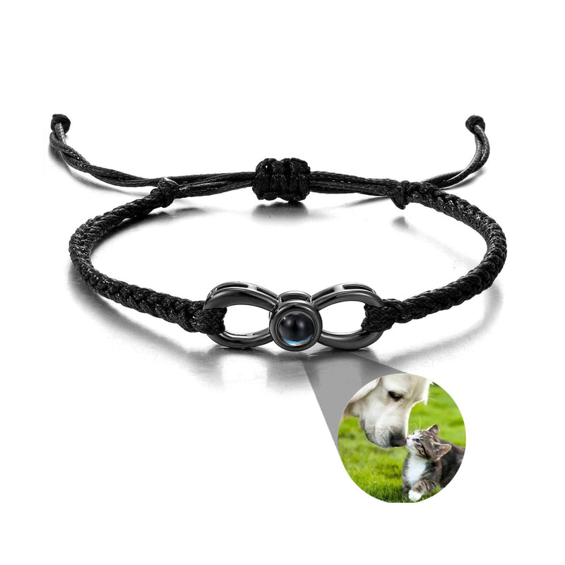 Bracelet corde noir avec signe infini en titane noir et détail photo personnalisé au centre.
