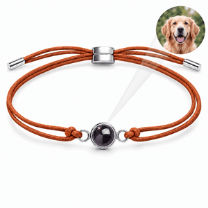 Bracelet photo personnalisé, cordon réglable, perle de projection, modèle Saphile — Marron et argent — packshot studio photo-projection nette