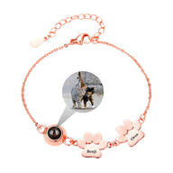 Bracelet fin en acier inoxydable or rosé avec deux pendentifs pattes personnalisables et photo encadrée.